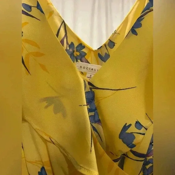 Socialite Yellow Floral Dress - Picture 3 of 5